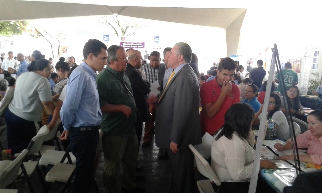 Vicerrector Patricio de la Garza platica con el alcalde Mauricio Fernández en los bajos de Presidencia Municipal.