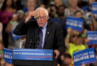 Bernie Sanders se seca el sudor de su frente durante un acto de campaña en el Big Sandy Superstore Arena, en Huntington, West Virginia