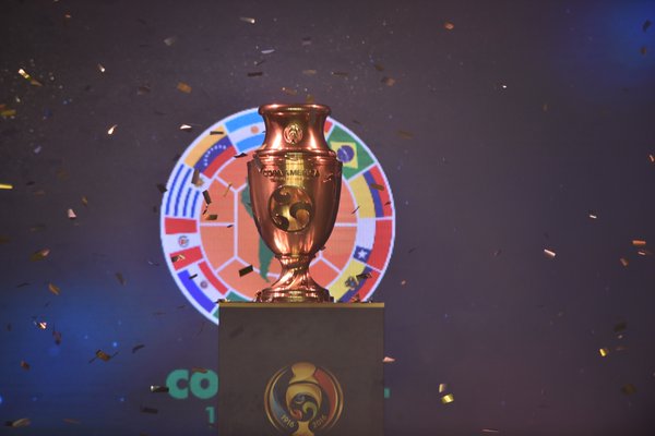 El trofeo especial de los 100 años de la Copa América 