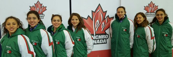 Equipo de nado sincronizado portando los colores nacionales  