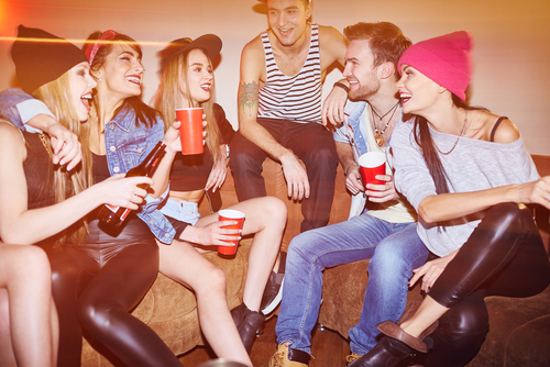 Según un estudio, mientras más amigos tienes tu tolerancia al dolor aumenta.