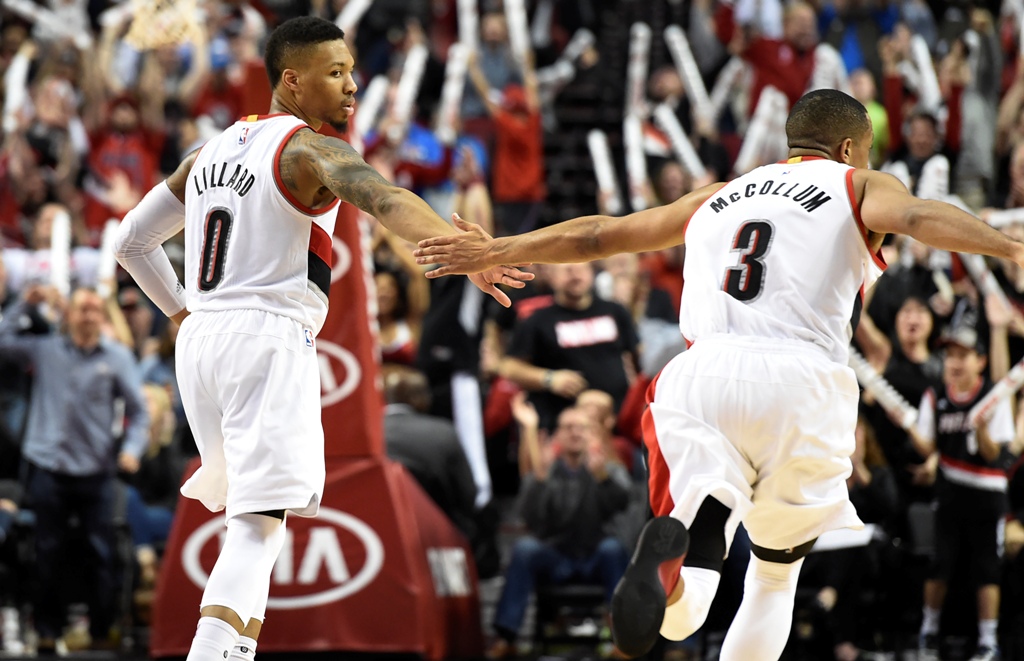 Jugadores de Blazers celebrando 