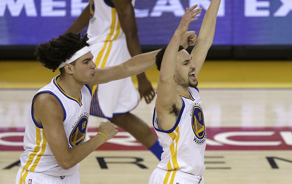 Klay Thompson y Anderson Varejao celebrando 