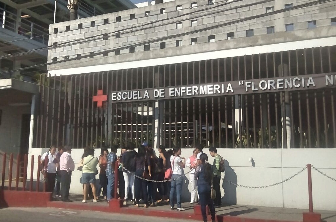 Los estudiantes aseguran que ya son tres generaciones sin título.