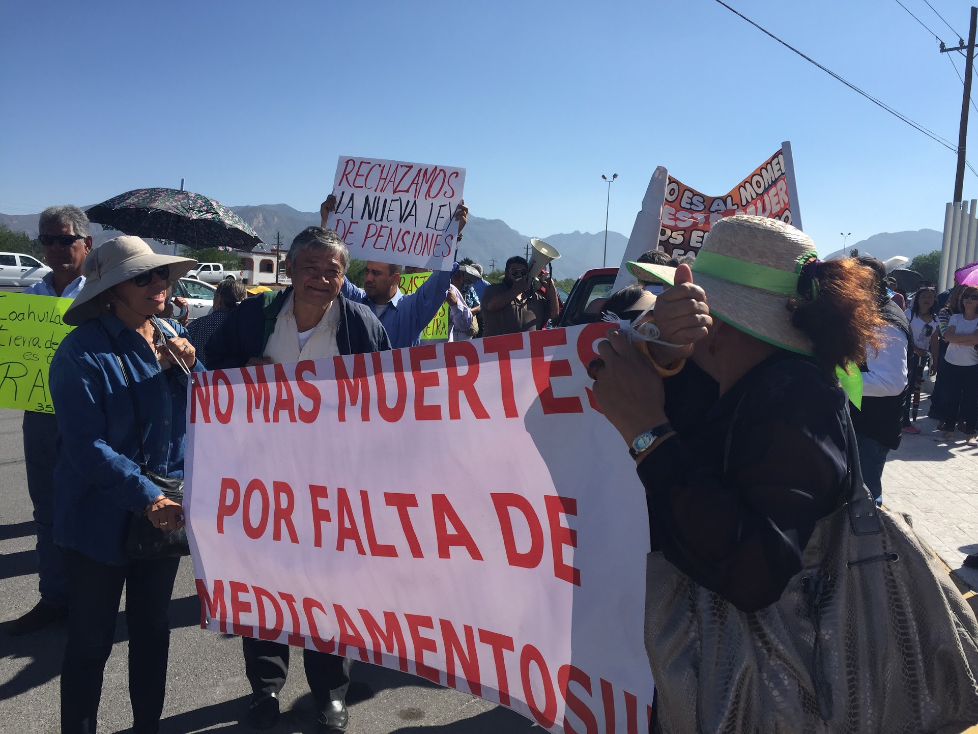 Maestros realizaron manifestación en Ciudad Universitaria de la UAdeC en Arteaga, por falta de medicinas en el Magisterio.