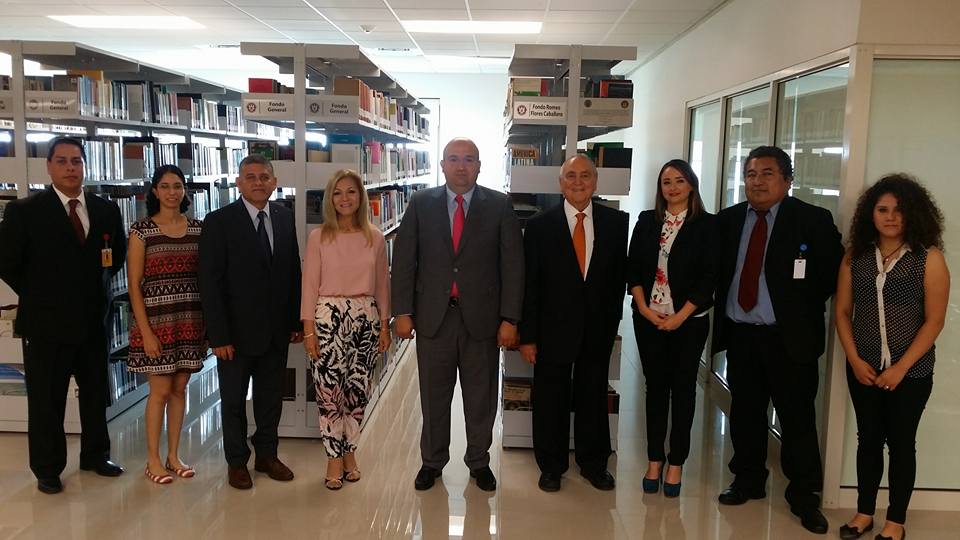 Asistieron a la donación el director de la Facultad de Ciencias Políticas, Gerardo Tamez, maestros de la escuela y estudiantes.
