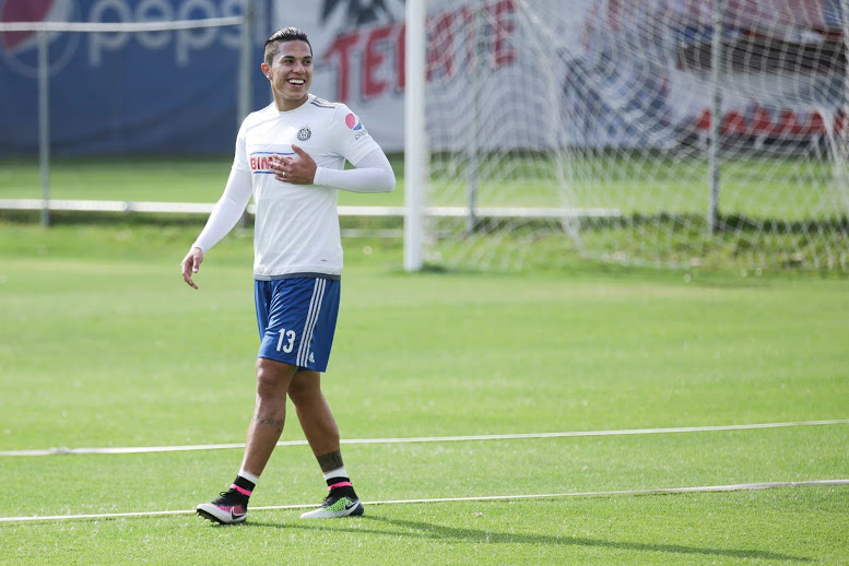 Carlos Salcedo, defensa de Chivas