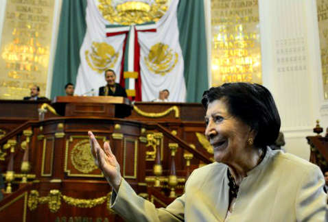 Guadalupe Rivera Marín fue reconocida por la Asamblea Legislativa con la medalla al Mérito Ciudadano.