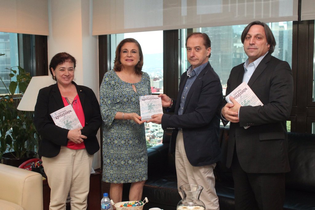 Tres de los cinco integrantes del GIEI entregaron su informe final del caso Iguala a la procuradora Arely Gómez.