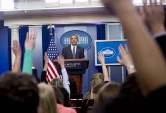 Obama responde a estudiantes universitarios de periodismo en una audiencia especial en la  Brady Press Briefing Room de la Casa Blanca