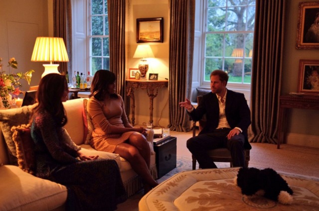 El príncipe Harry se reunió con Michelle y Barack Obama durante la cena que ofrecieron William y Kate en el Palacio de Kensignton. 