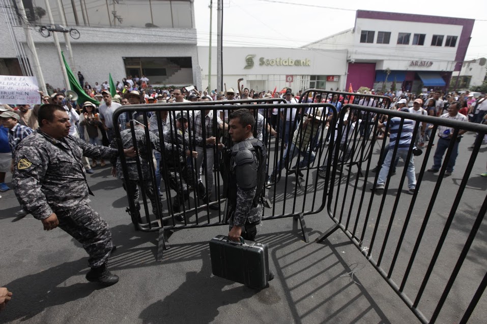 Docentes protestan en Guadalajara