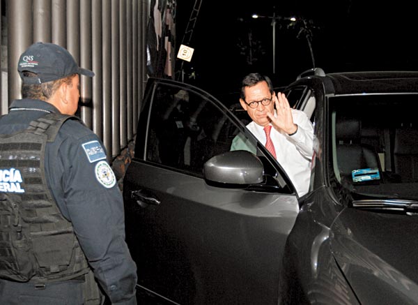 El funcionario al salir de la reunión con los deudos.