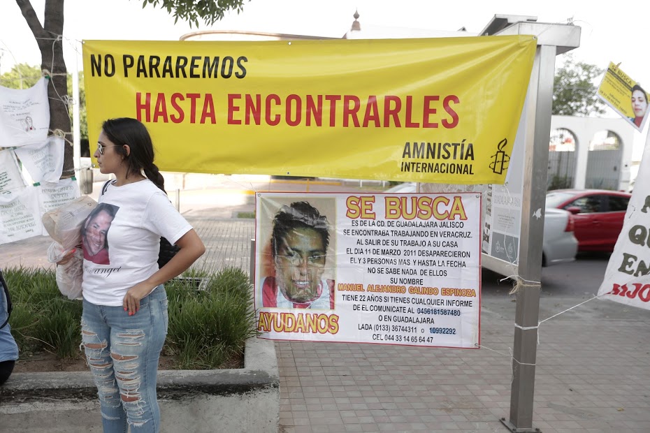 Familiares de personas desaparecidas tomaron simbólicamente dos árboles, colgaron cintas, fotos y pañuelos con los nombres de sus seres queridos 
