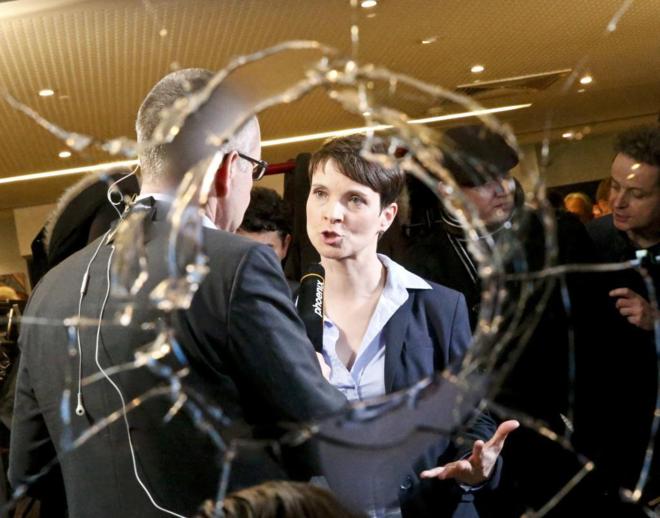 Frauke Petry, la líder del partido ultraderechista alemán AfD, retratada detrás de una ventana rota