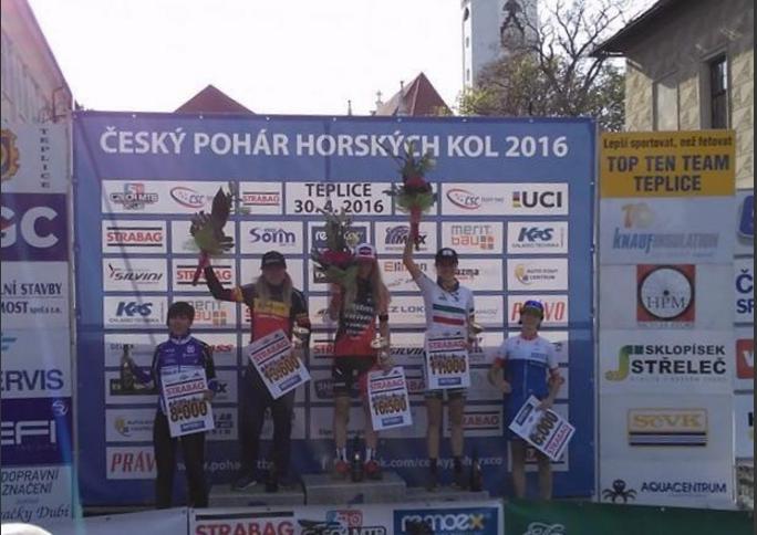 Jana Czeczinkarová, Ghita Michielsová y Daniela Campuzano en el podio