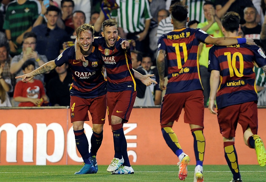 Jugadores del Barcelona celebrando el gol de Ivan Rakitić