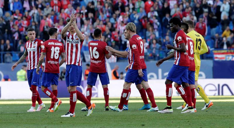 Jugadores del Atlético aplauden a su afición tras el triunfo