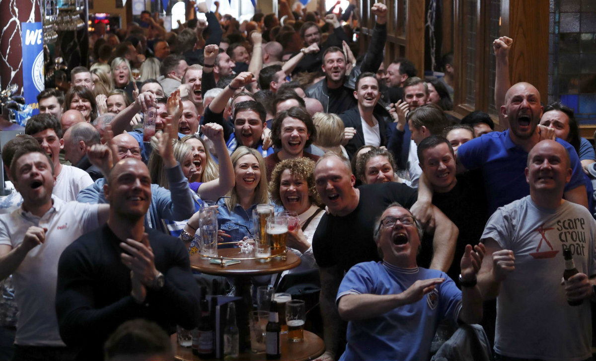 Aficionados del Leicester festejan el gol del empate ante el Manchester United