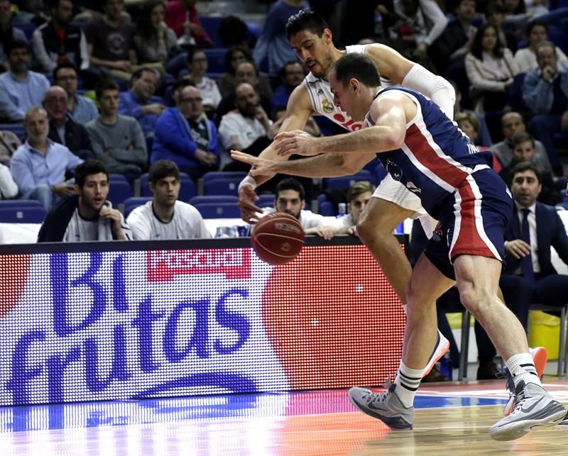 Alex Maric peleando un balón con Gustavo Ayón