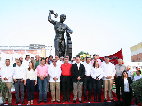 Autoridades estatales junto al gremio de la CTM realizaron una guardia en el Monumento al Obrero.