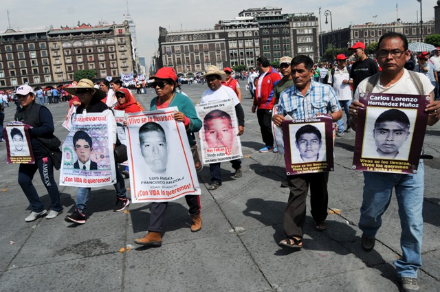 Padres de los normalistas desaparecidos en Iguala en 2014 también participaron en la protesta.