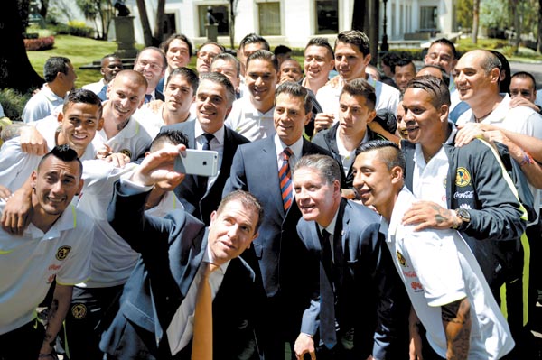 Apenas el viernes, recibió al América en Los Pinos y aprovecharon para una instantánea.