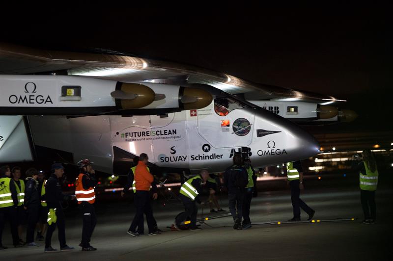El avión Solar Impulse 2, en el hangar de Moffett Field, en Mountain View, California