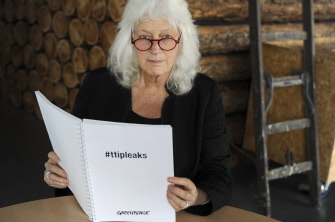 La directora de Greenpeace en Holanda, Sylvia Borren, muestra los papeles filtrados sobre el acuerdo comercial TTIP entre EU y la UE