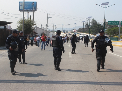 Integrantes del Frente Unido de Normales Públicas del Estado de Guerrero marcharon este lunes en Chilpancingo y no realizaron pintas en edificios públ