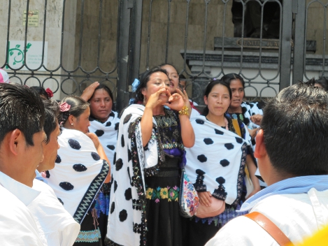 Mujeres de Chiapas ceden sus cargos de alcaldesas a sus esposos.