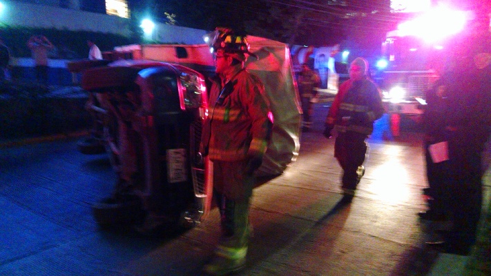 Personal de la policía y del cuerpo de bomberos realizaron el retiro de la unidad.