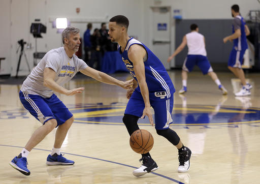 Stephen Curry durante una práctica
