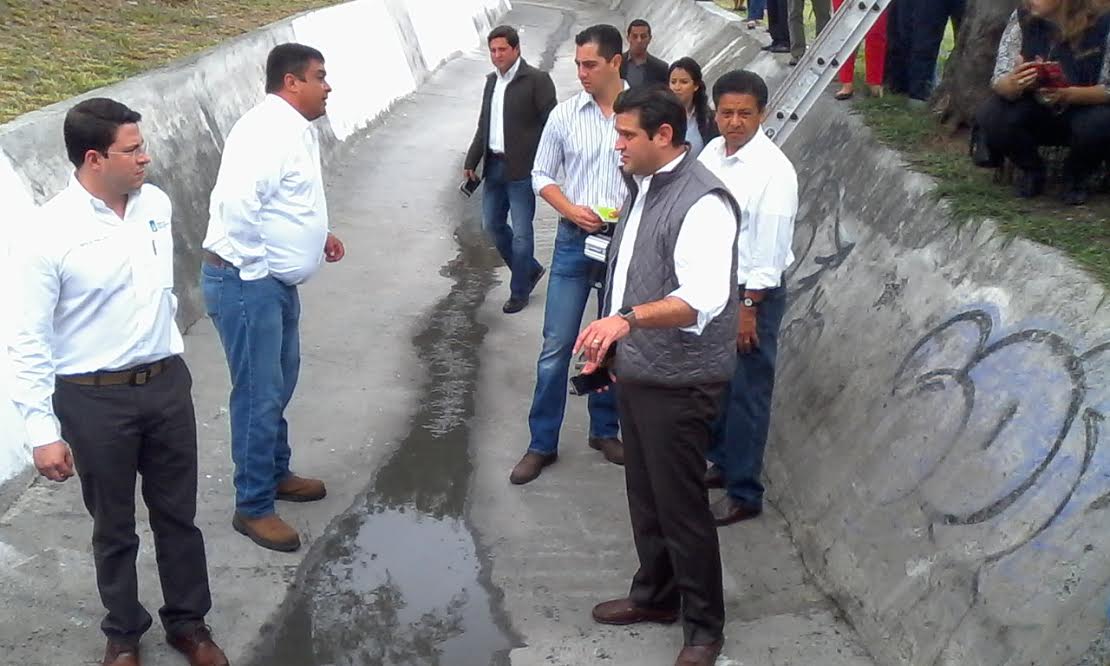 El alcalde Francisco Cienfuegos recorrió uno de los pluviales ubicado en la avenida Eloy Cavazos, en la colonia 13 de Mayo en Guadalupe. 