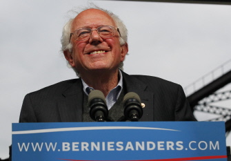 Bernie Sanders habla a sus seguidores hoy en un acto de campaña en el parque Big Four Lawn en Louisville, Kentucky 