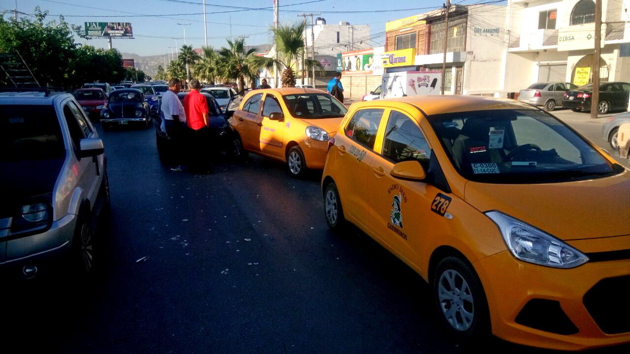 El choque ocasionó un severo caos, ya que las unidades quedaron obstruyendo el carril de alta velocidad.