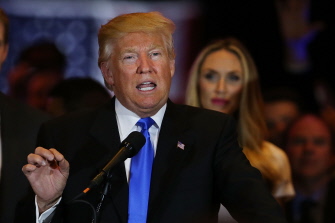 Donald Trump habla a sus seguidores y a los medios en la Trump Tower, en Manhattan, Nueva York, tras conocerse su victoria en Indiana