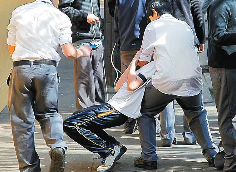 Los agresores humillan, insultan, amenazan y golpean.