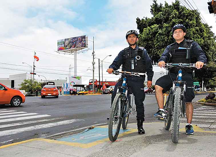 Policías en bicicleta vigilan las calles en Jalisco.