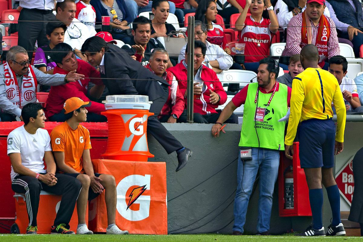 Cardozo no perdió el tiempo y se brincó a la grada después de su expulsión