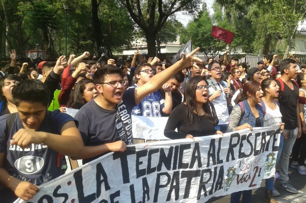 Estudiantes de las vocacionales en paro marchan del Casco de Santo Tomás hacia la Dirección General del IPN.