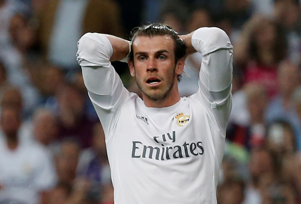 Gareth Bale lamenta una falla durante el partido 