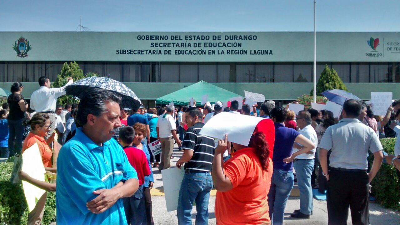 Maestros de la Sección 44 de la SNTE se manifestaron en las instalaciones de la Subsecretaría de Educación.