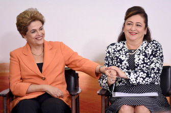 La presidenta brasleña, Dilma Rousseff (i), da la mano a su ministra de Agricultura, Katia Abreu (d), en el lanzamiento del Plan Zafra, en Brasilia