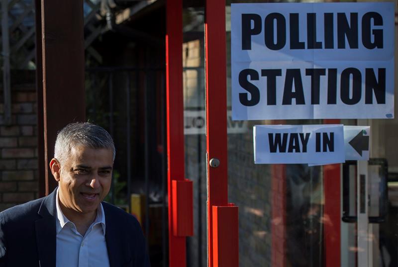  El candidato a la alcaldía de Londres del partido Laborista Sadiq Khan abandona un colegio electoral tras ejercer su derecho al voto al sur de Londre