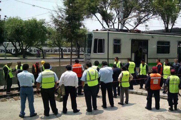 Un convoy del Tren Ligero se salió de las vías frente al Estadio Azteca.
