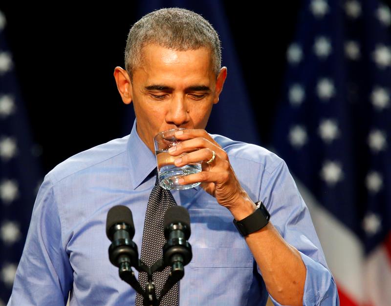 Obama bebe un vaso de agua durante su discurso hoy en la secundaria Northwestern en Flint, Michigan 