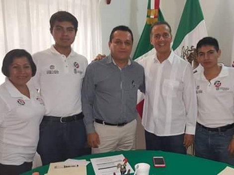 Adrián Constantino Valencia y Gibrán de Jesús Meza Castrejón, junto con su asesora, Patricia Ávila Caballero se reunieron con el titular de la SEG, Jo