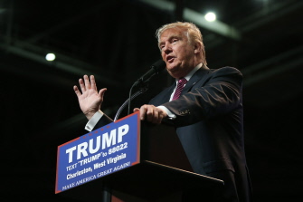 El candidato republicano a la presidencia de EU, Donald Trump, habla en el Charleston Civic Center de Charleston, West Virginia