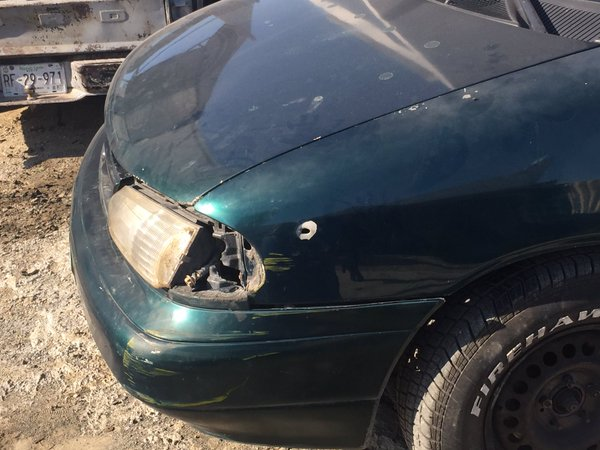 Los impactos de bala dejaron marcas en el automóvil y domicilio del afectado.